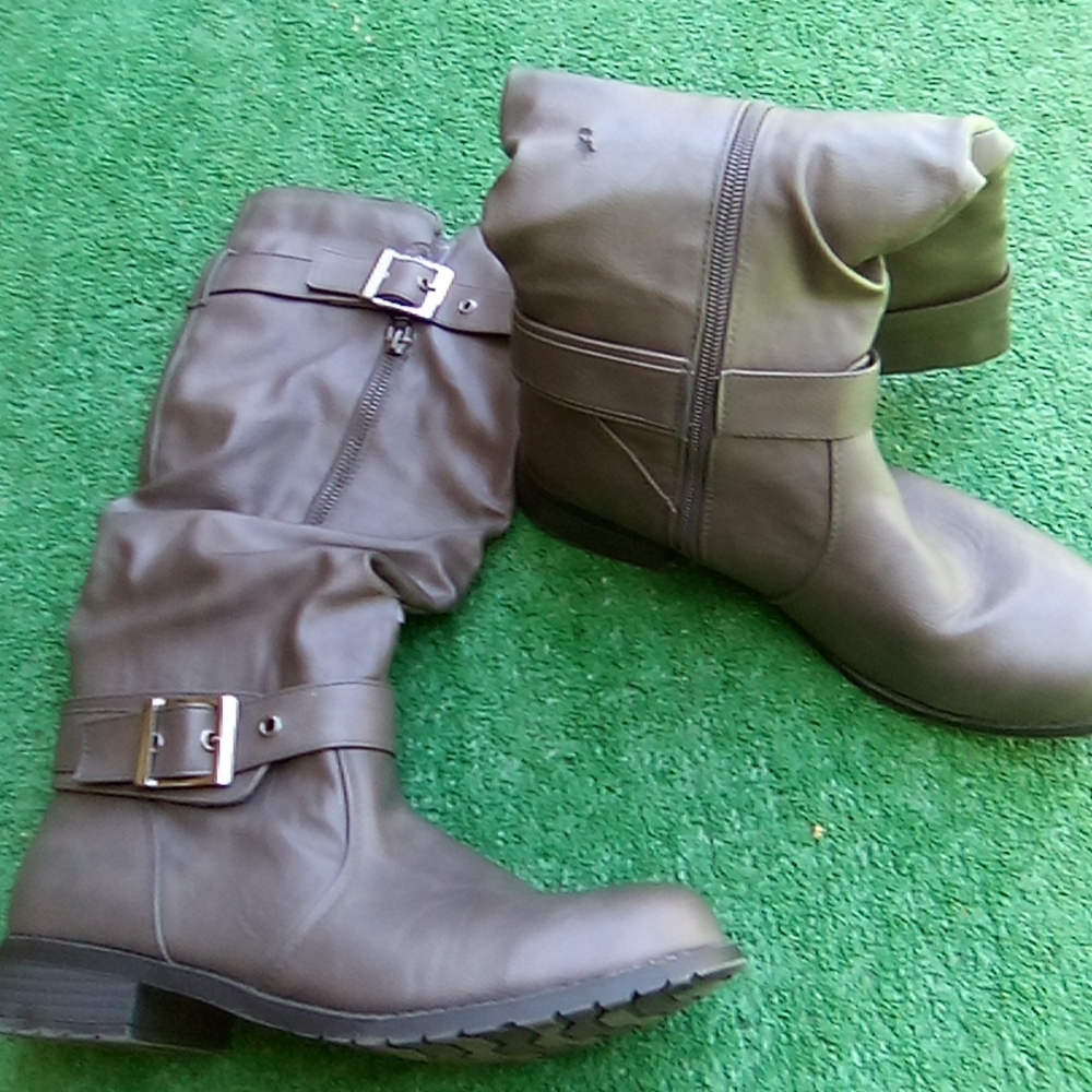 Gray boots 7.5